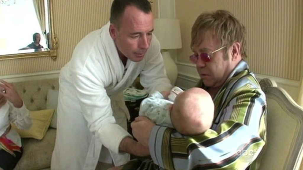 Primera aparición en televisión del bebé de Elton John