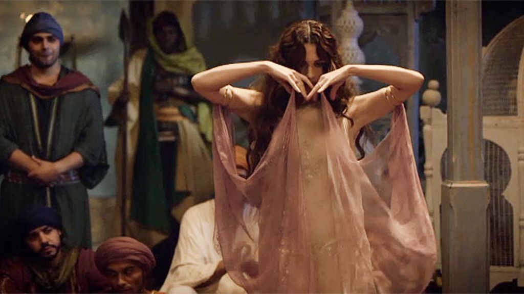 Magdalena llega a palacio tras la lapidación de su madre