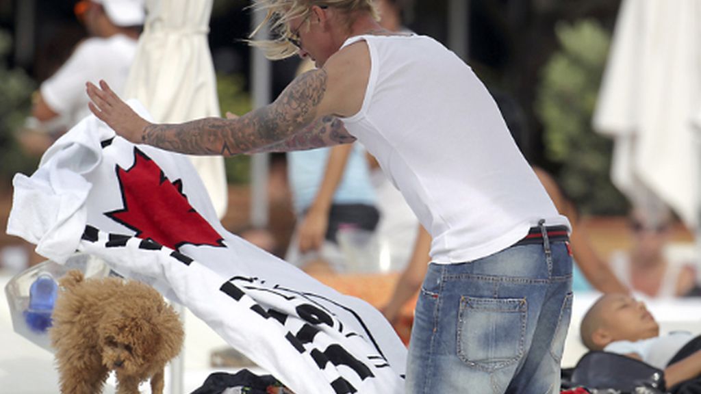 Guti, en Ibiza sin Romina, se vuelca en un peludo amigo