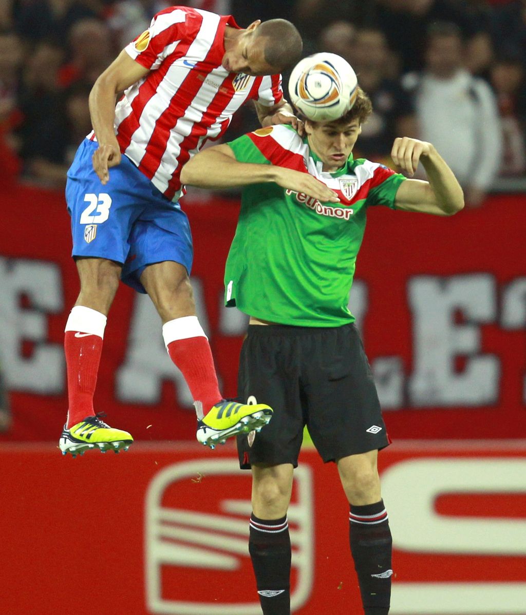 Miranda y Llorente disputan un balón