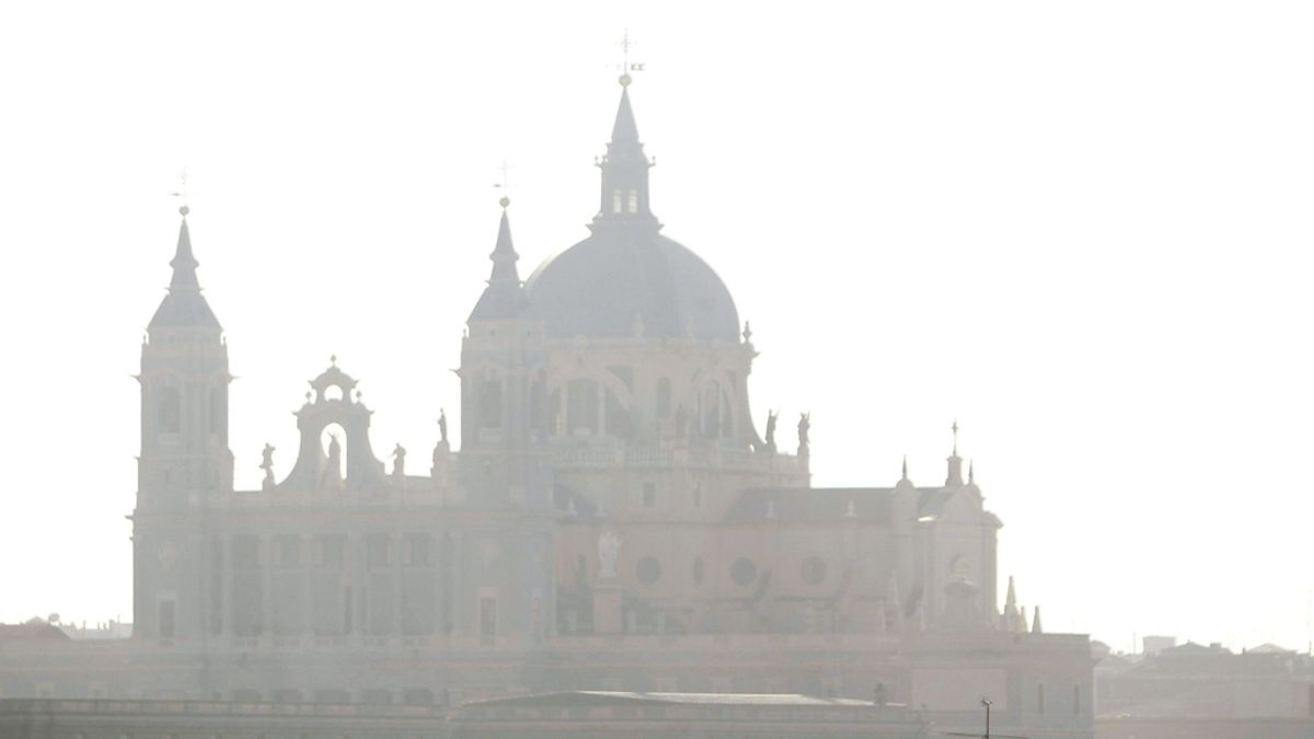 La Catedral de la Almudena de Madrid entre la niebla