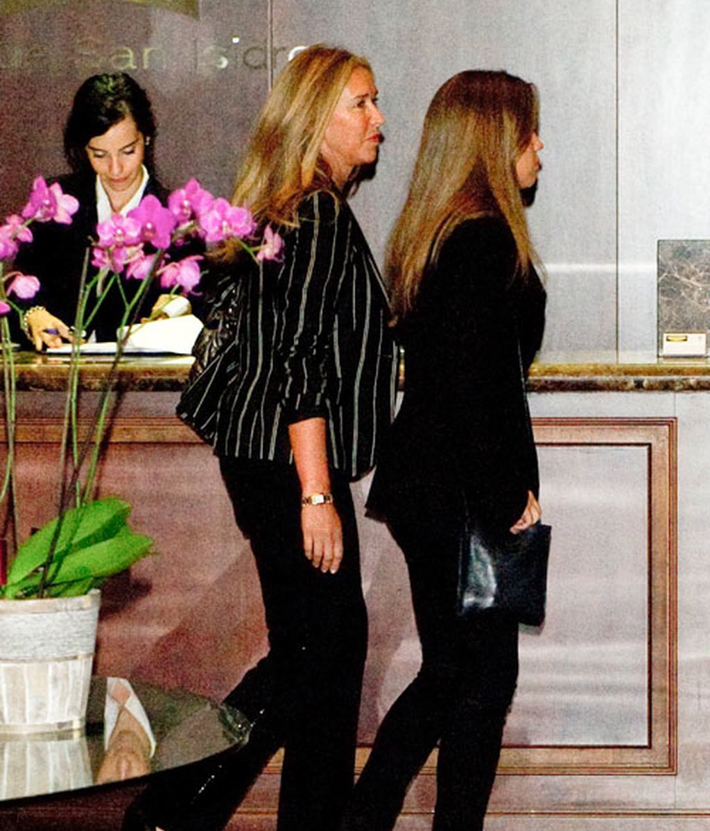 Isabel Preysler, rodeada de familia y amigos en el funeral de su hermana