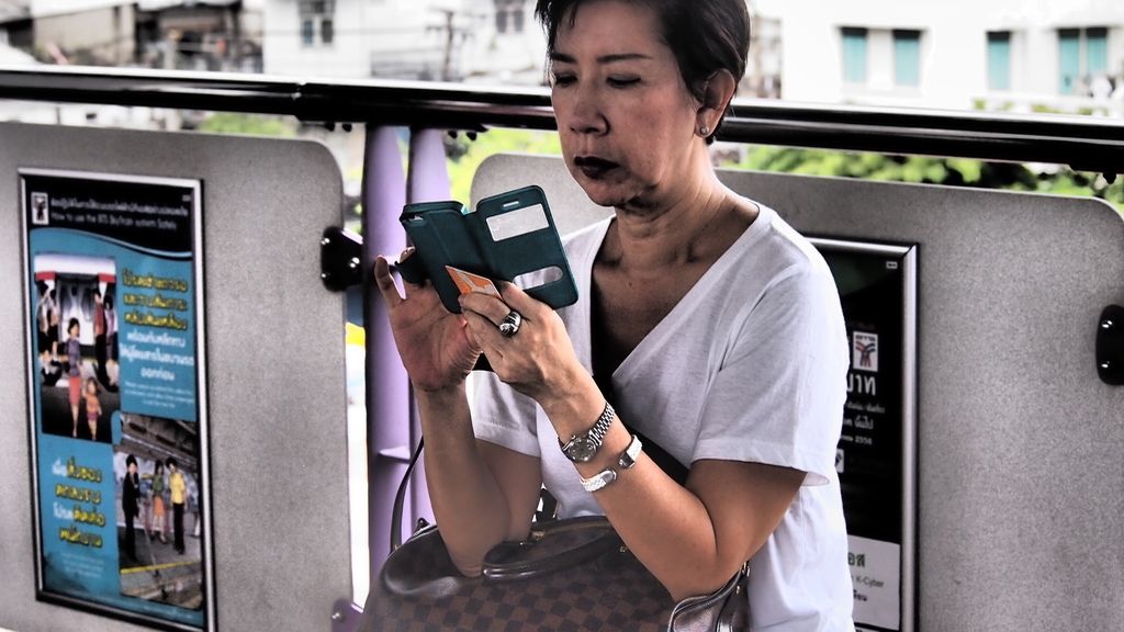 "Hermana digital" en el andén del Skytrain