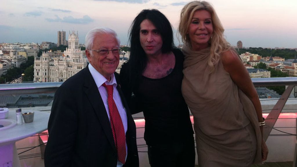 El padre Ángel, Mario Vaquerizo y Bibiana protagonizaron una de las fotos más divertidas