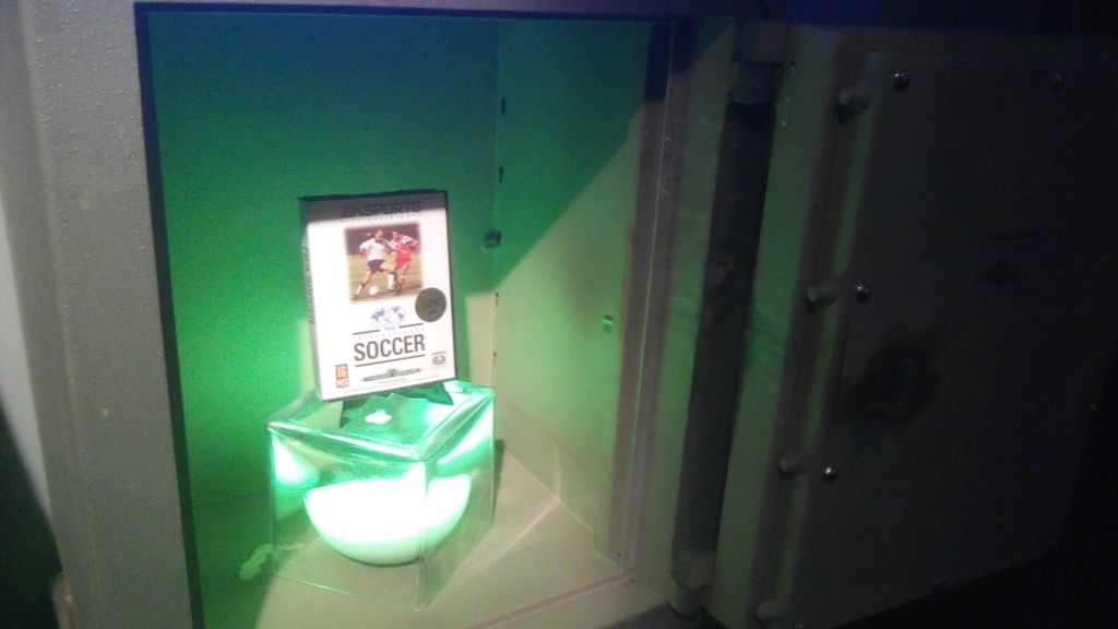 Dos salones con consolas, un bar, el primer FIFA...