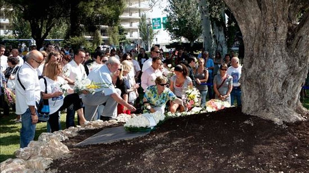 Miembros de la Asociación de Afectados del vuelo JK5022 depositando un ramo de flores junto al olivo en memoria de los fallecidos del avión de Spanair situado en el jardín de la T2 del aeropuerto de Barajas, en agosto de 2010. EFE/Archivo Miembros de la Asociación de Afectados del vuelo JK5022 depositando un ramo de flores junto al olivo en memoria de los fallecidos del avión de Spanair situado en el jardín de la T2 del aeropuerto de Barajas, en agosto de 2010. EFE/Archivo