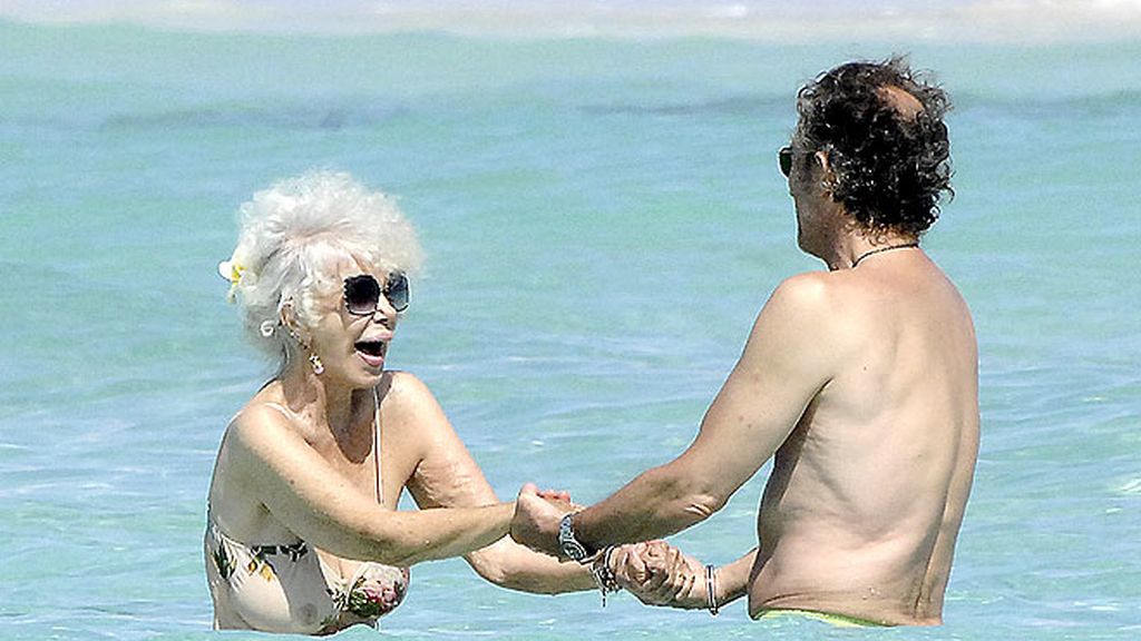 Cayetana de Alba y Alfonso Díez, de su primer baño juntos al anuncio de boda