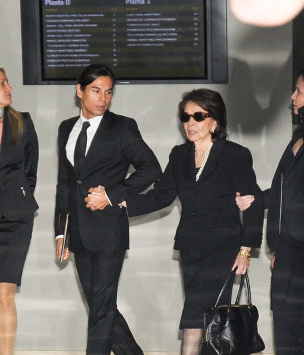 Isabel Preysler, rodeada de familia y amigos en el funeral de su hermana