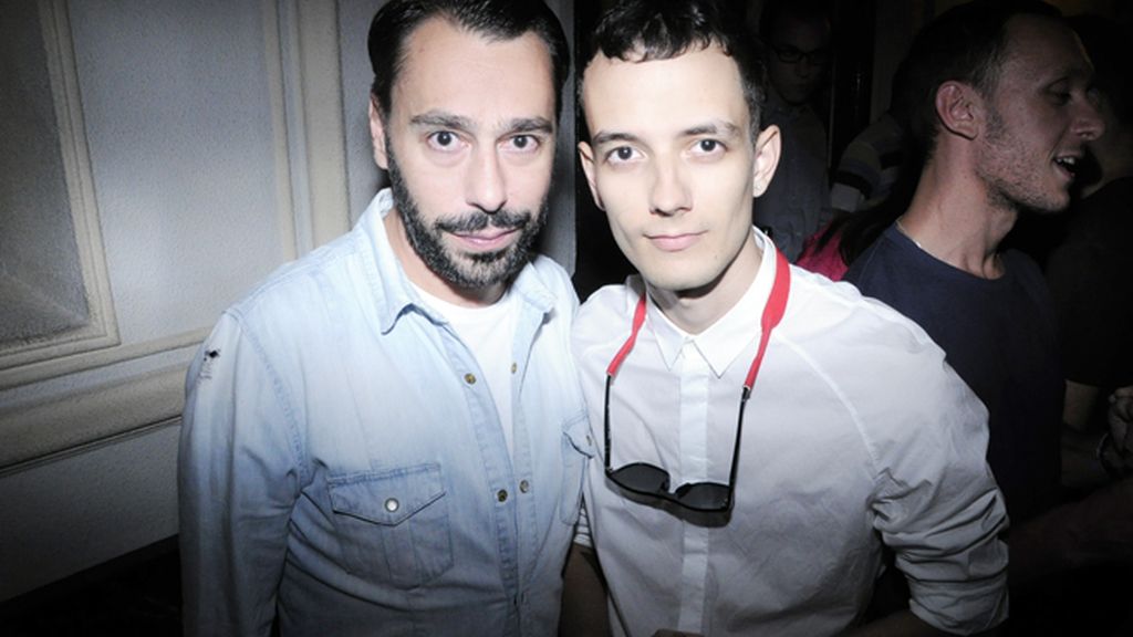 El diseñador Juanjo Oliva, uno de los favoritos de la galerista Topacio Fresh, junto al artista Nicolás Santos