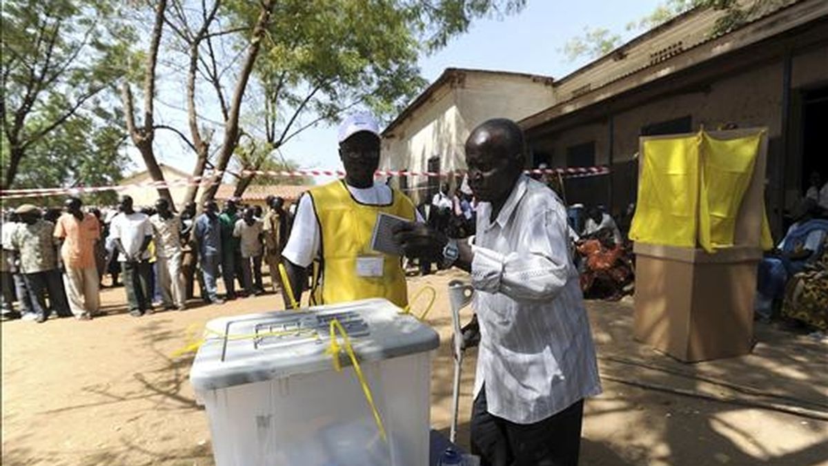 Imagen cedida por la Misión de las Naciones Unidas en Sudán (UNMIS) de un hombre votando en el referéndum de autodeterminación de la región autónoma del Sur de Sudán, en un colegio de Juba, el 9 de enero de 2011. EFE