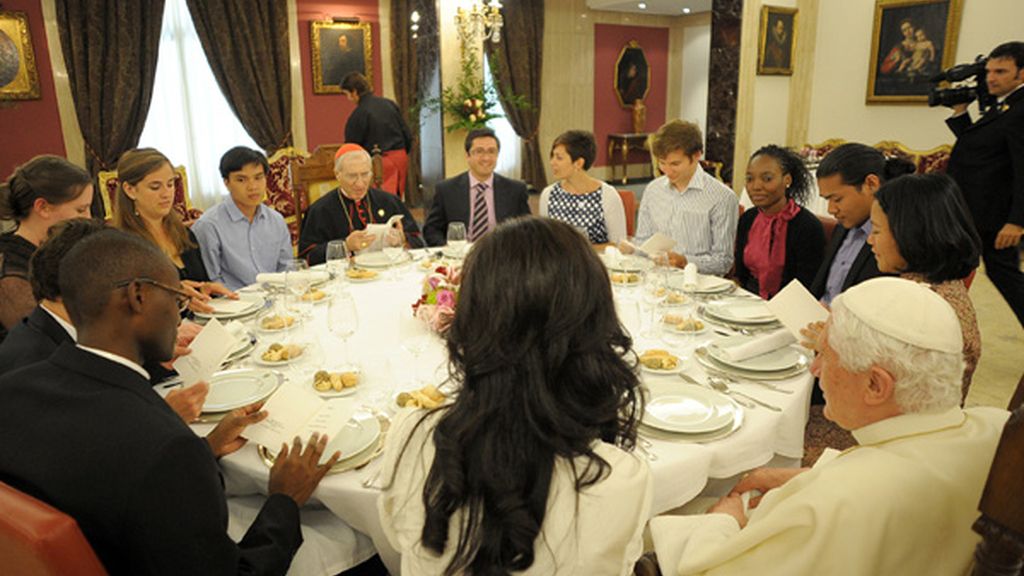 Almuerzo con doce jovenes participantes de la JMJ