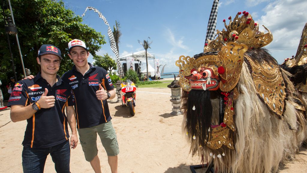 Márquez y Pedrosa presentan su nueva moto para 2015