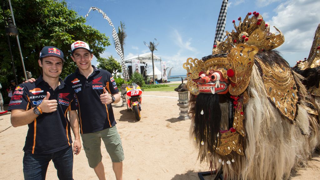 Arena, flores, relax y....motos:  el Repsol Honda se presenta en las playas de Bali