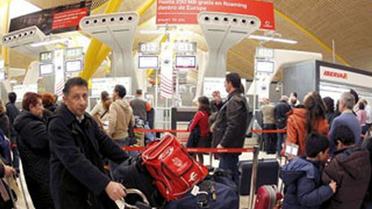 Cientos de personas esperan la salida de los primeros vuelos de la mañana en el aeropuerto de Madrid-Barajas. Vídeo: Atlas.