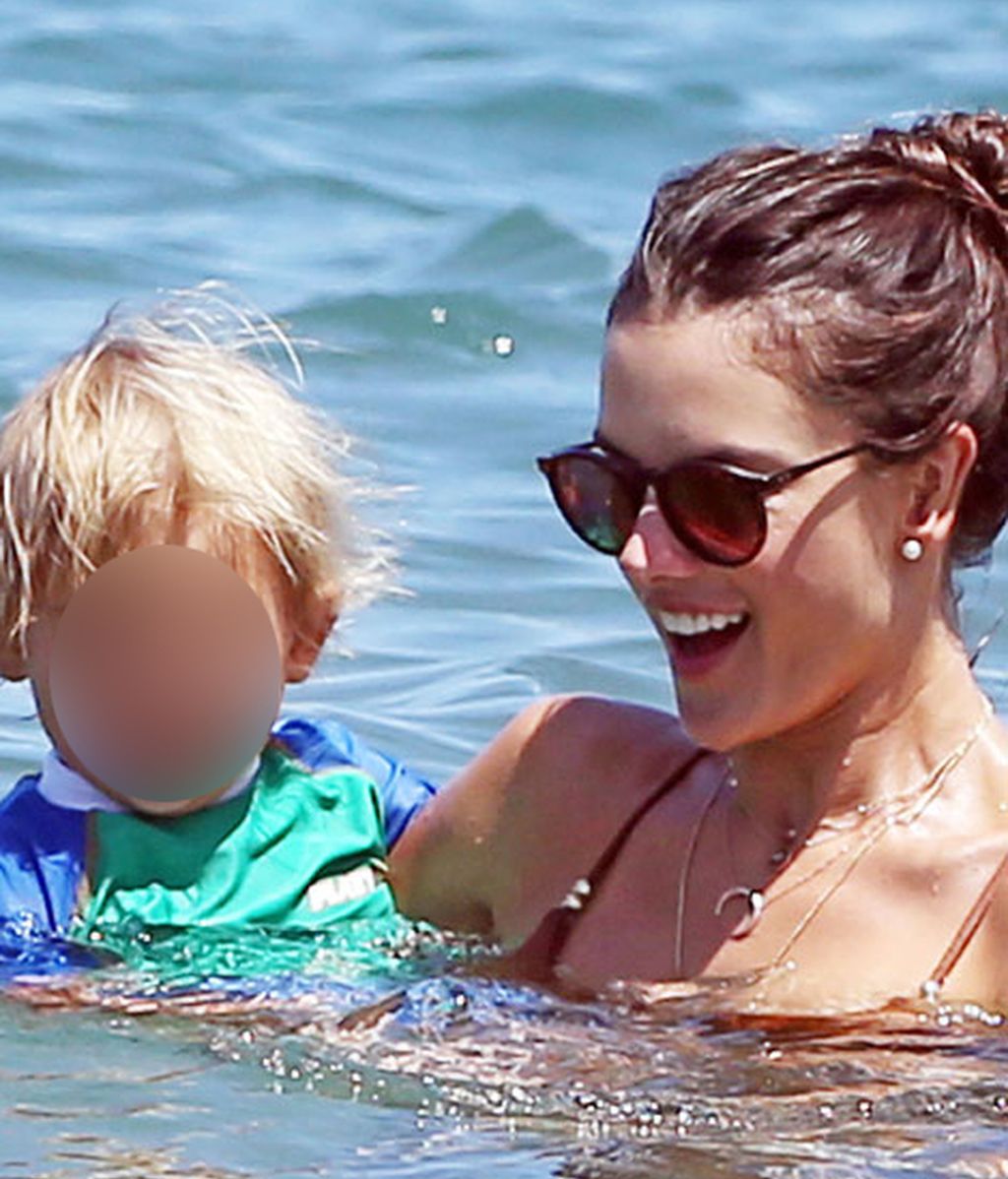 Está radiante presumiendo de retaguardia al sol