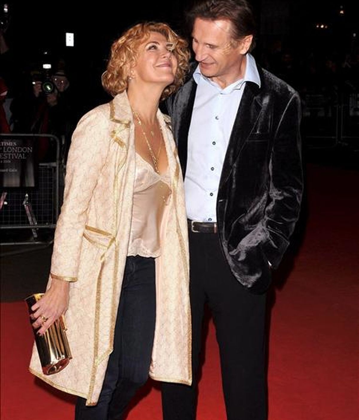 El actor irlandés Liam Neeson (d) y su esposa, la actriz británica Natasha Richardson (i), en el estreno de la película del director británico Richard Eyre, "The Other Man", en octubre de 2008 en Londres. EFE