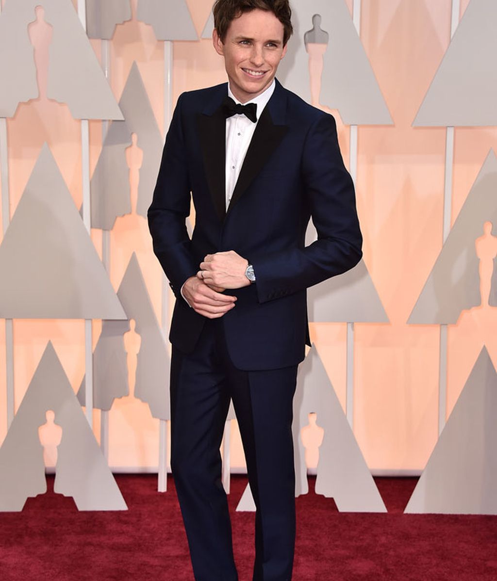 Eddie Redmayne con traje azul de Alexander McQueen