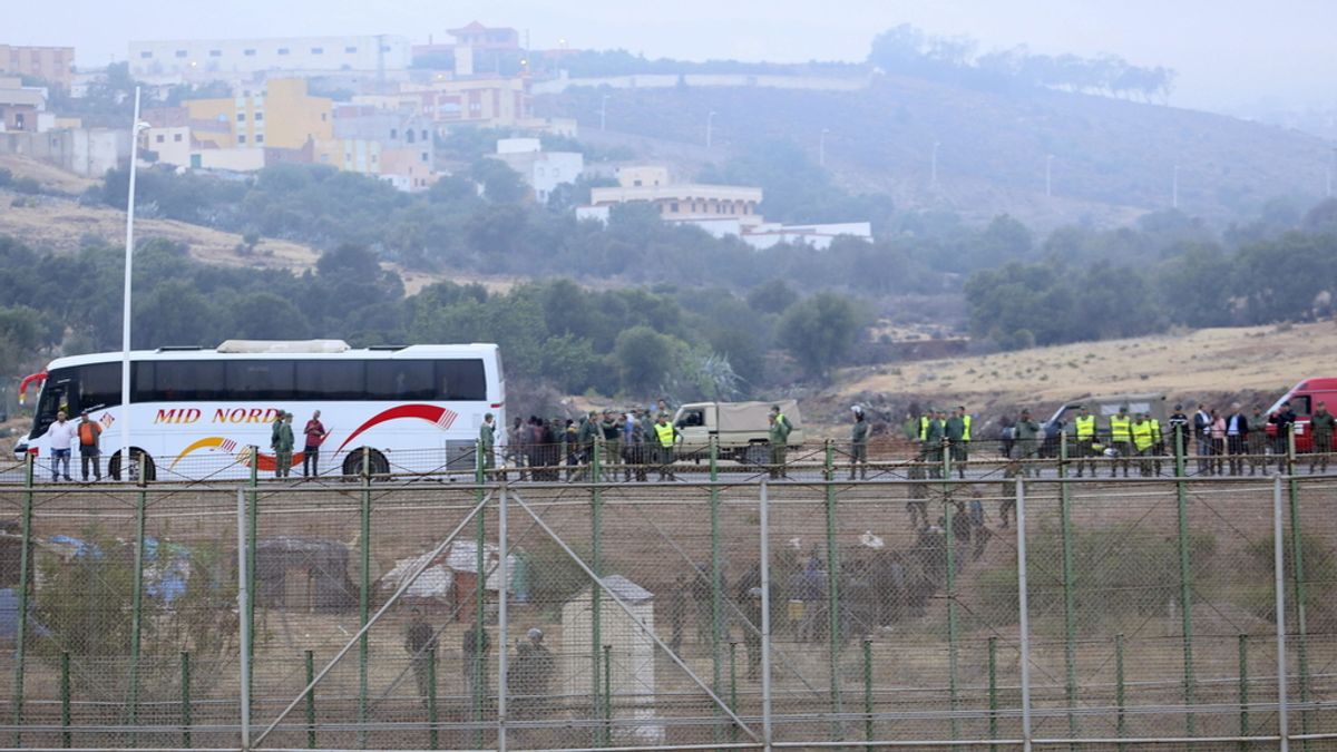 Inmigrantes en la valla de Melilla. Foto. EFE