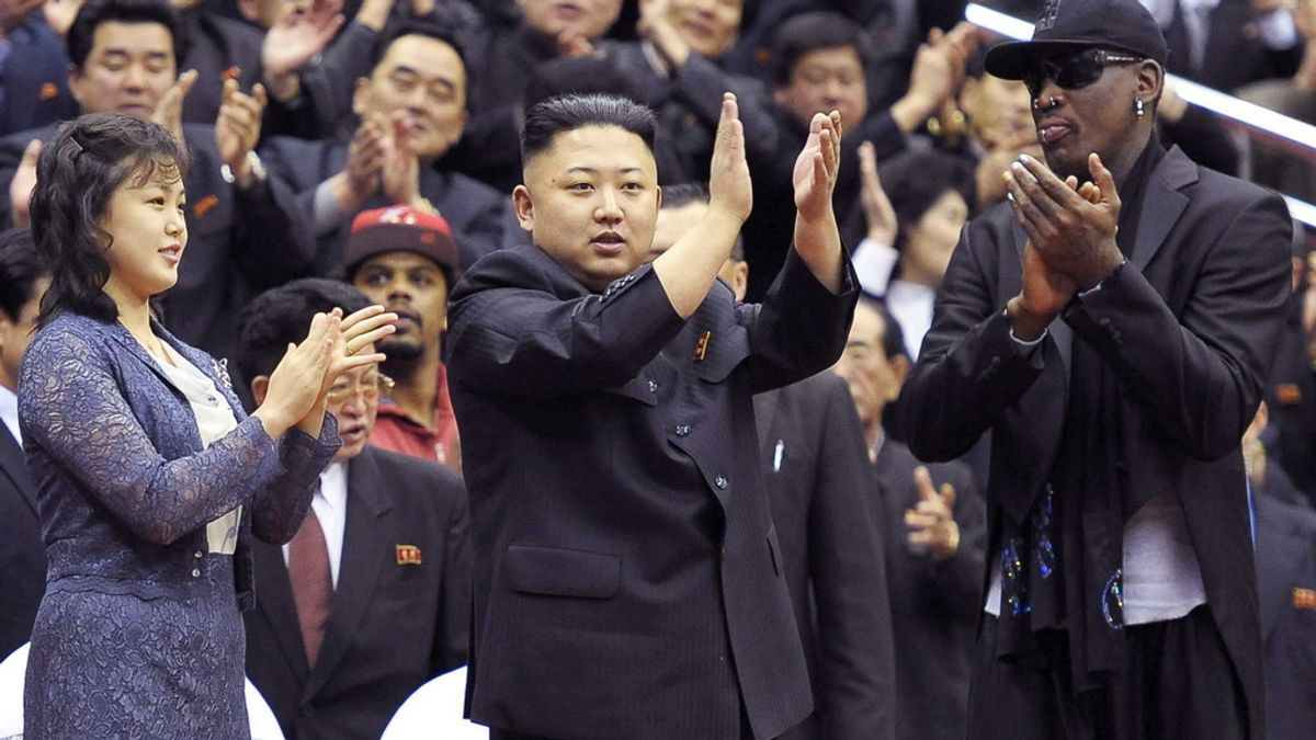El líder norcoreano disfruta con los Globetrotters junto a Dennis Rodman