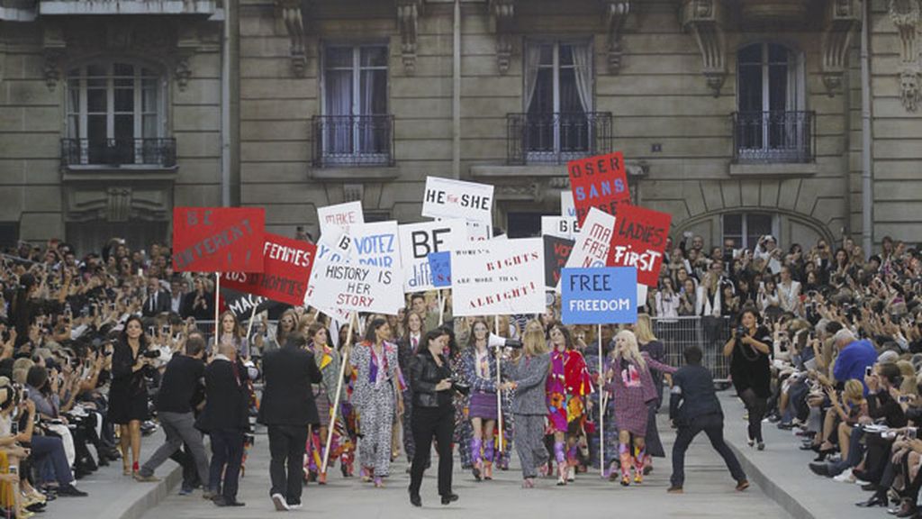 Un desfile por unas reconstruidas calles de París bajo la cúpula del Grand Palais