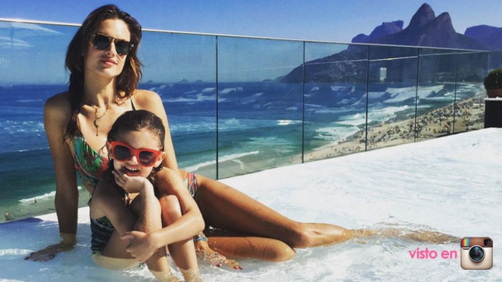Alesandra Ambrossio disfruta de la 'Infinity Pool' en familia