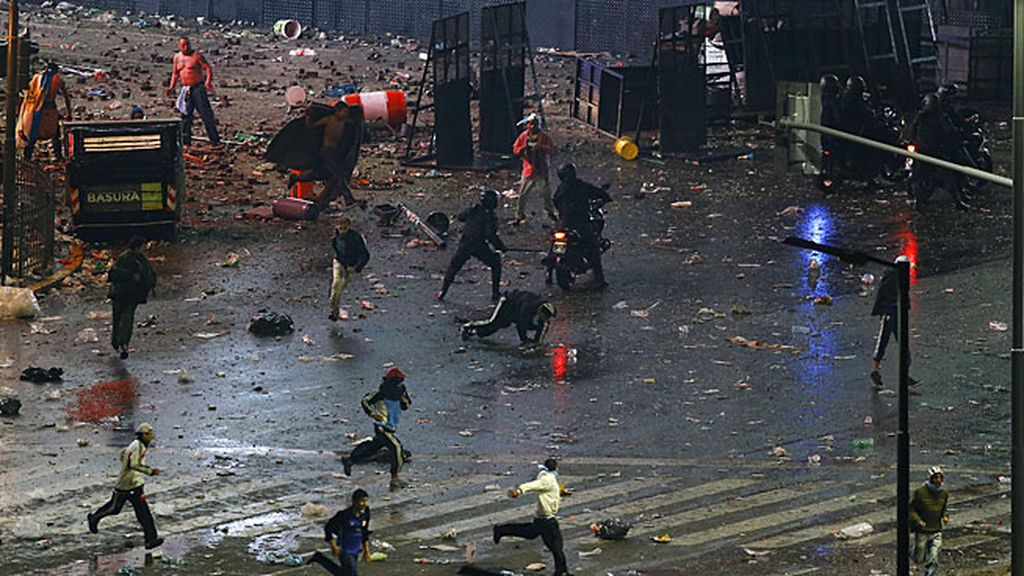 Lluvia de golpes y de piedras en la Plaza del Obelisco