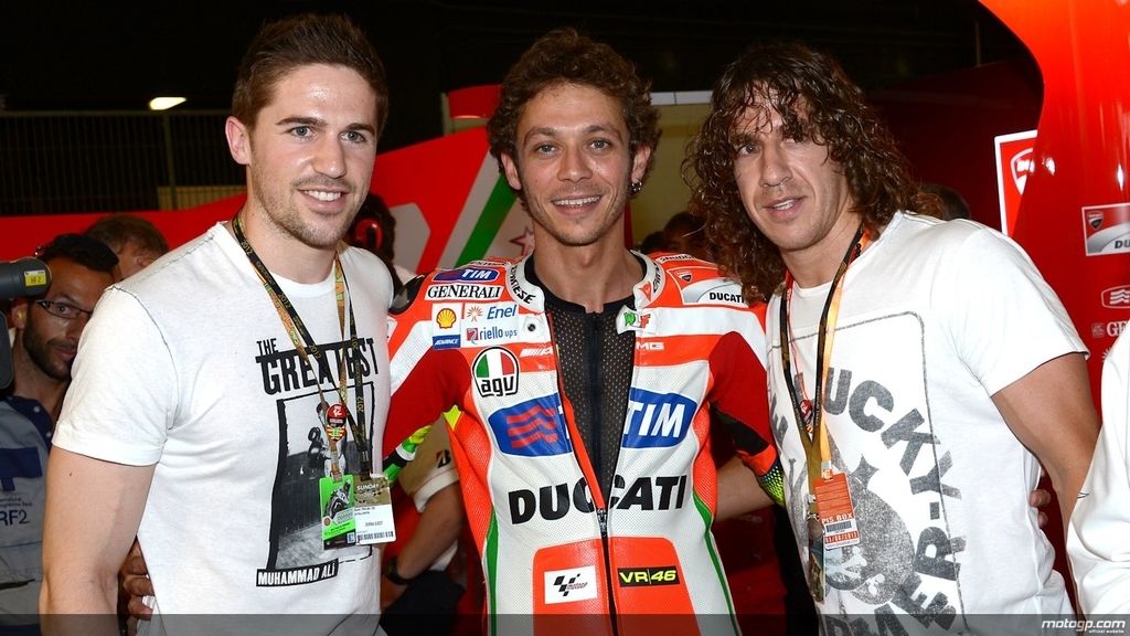 Puyol y Fontas (del F.C. Barcelona) quisieron una fotografía con Valentino Rossi Puyol y Fontas (del F.C. Barcelona) quisieron una fotografía con Valentino Rossi