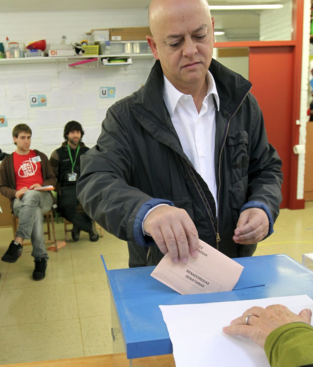 Odón Elorza votando en la capital donostiarra