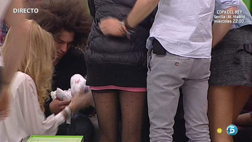 Un peluche y una foto de su hijo emocionan a Igor