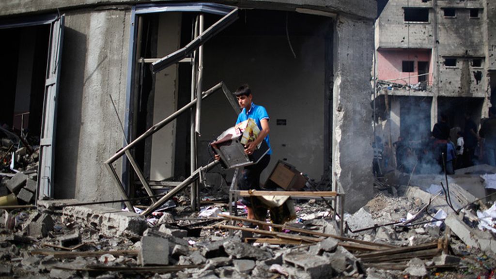 Israel aumenta su ataque por tierra y mar contra Gaza