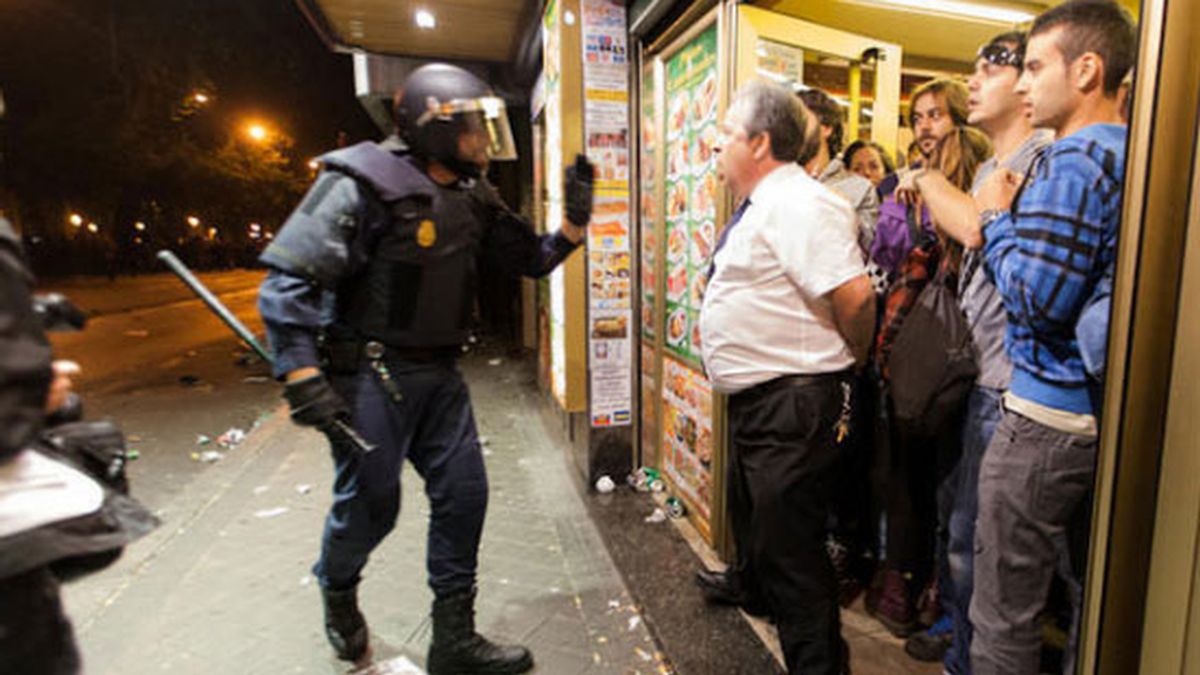 El encargado de la cafetería Prado se enfrenta a los antidisturbios Foto: @javijuliophoto