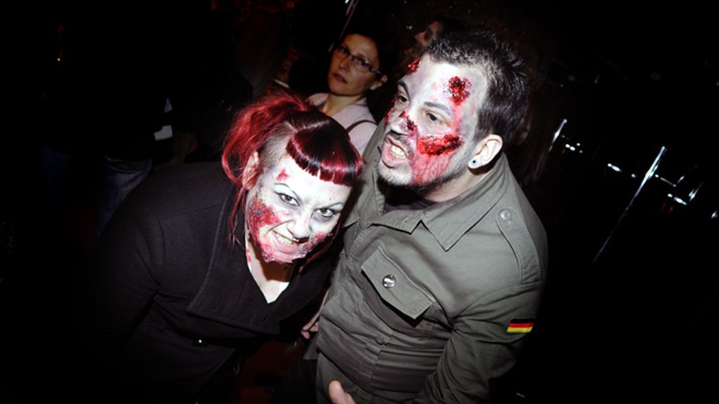 Ana de Armas y Elena Furiase, se camuflan entre rebaños de zombies
