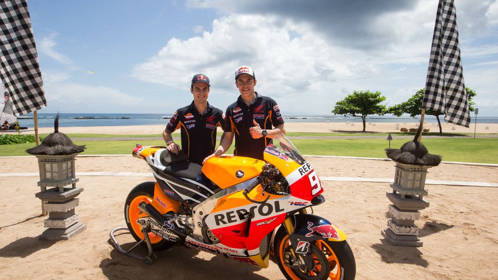 Márquez y Pedrosa presentan su nueva moto para 2015