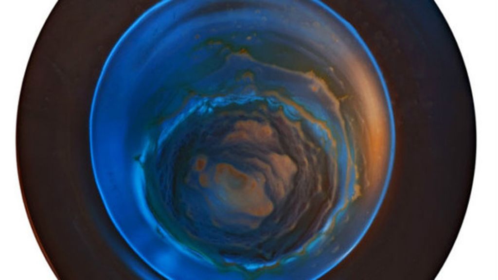 El arte encontrado en el fondo de un vaso con whisky
