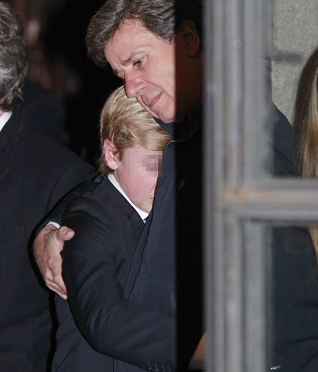 Cayetano Martínez de Irujo y su hijo Luis se fundieron en un cariñoso abrazo