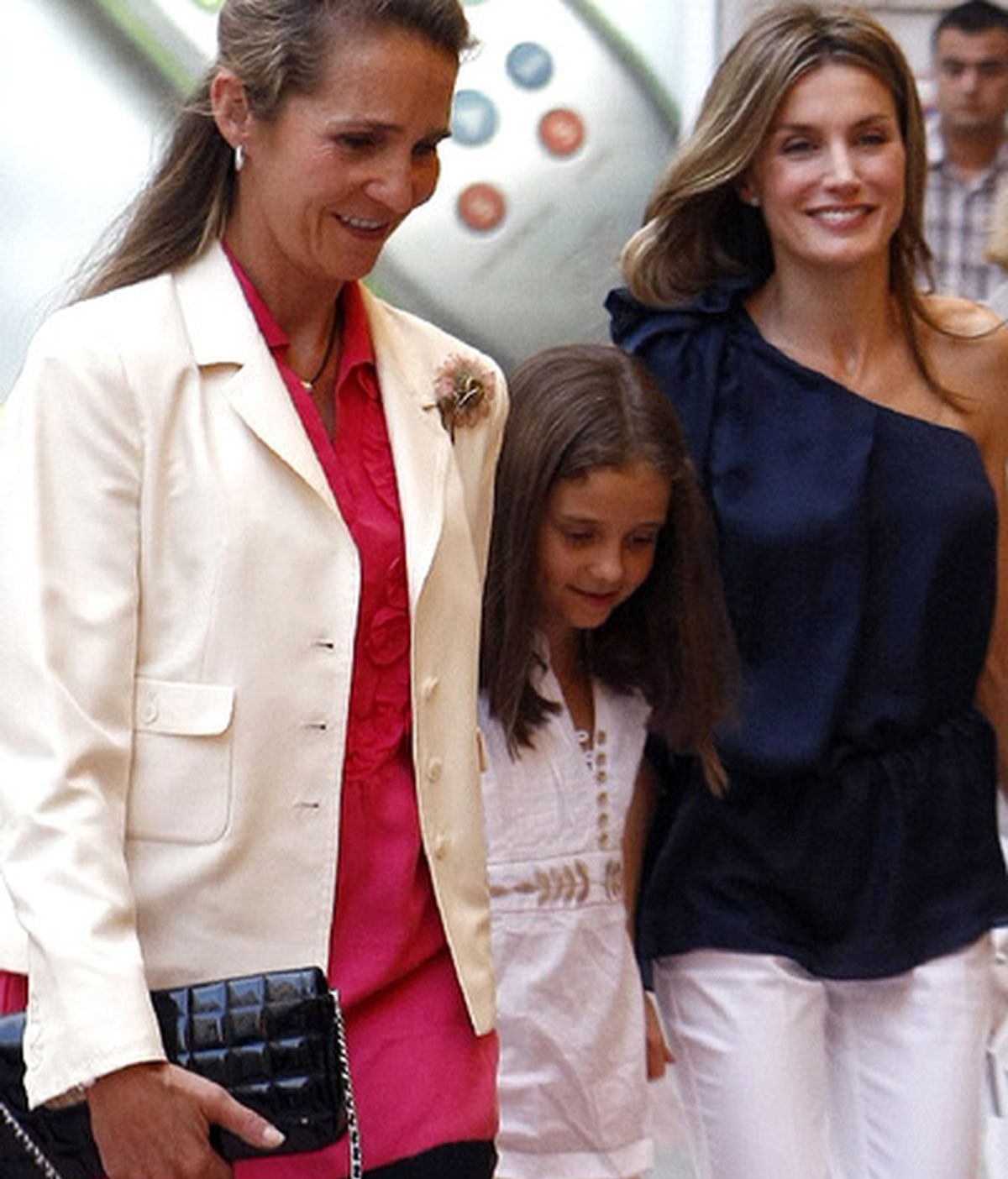 La infanta Elena y su hija Victoria junto con la Princesa acuden al teatro en una imagen de archivo