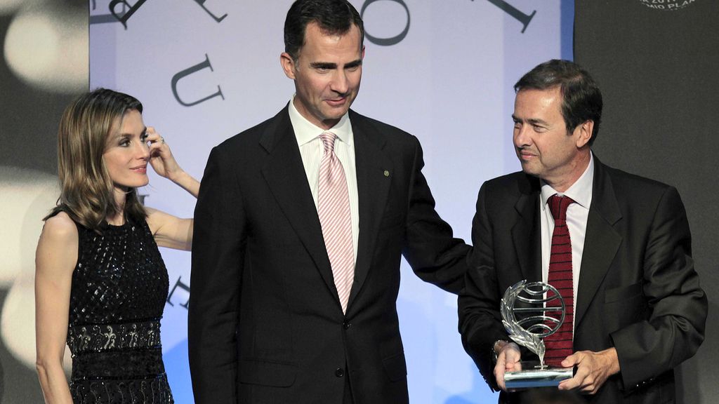 Los Príncipes de Asturias, tras entregar al escritor madrileño Javier Moro, el galardón de ganador de la 60 Edición del Premio Planeta de Novela en Barcelona