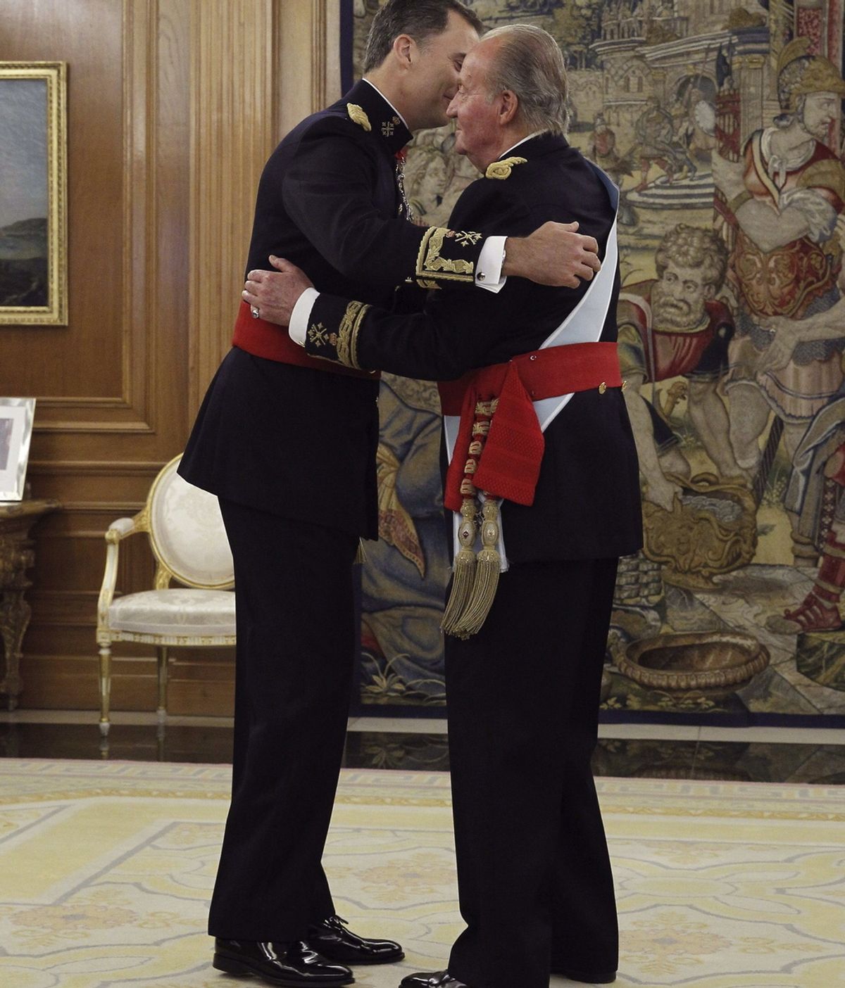 El Rey Felipe VI recibe el fajín de manos de su padre