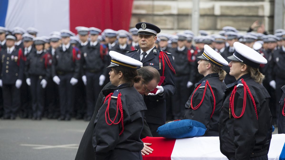 Hollande en el funeral de los policías muertos en París