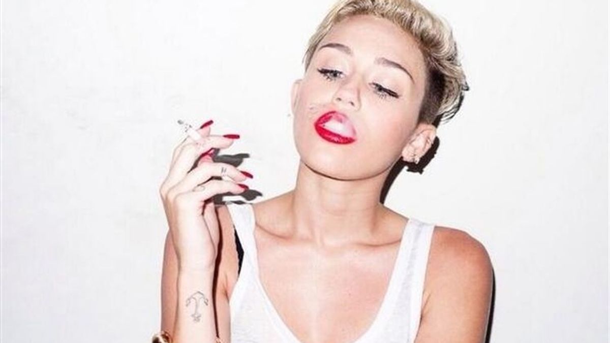 Miley Cyrus, la despechada del twerk, quiere hacer creer por twitter que es feliz