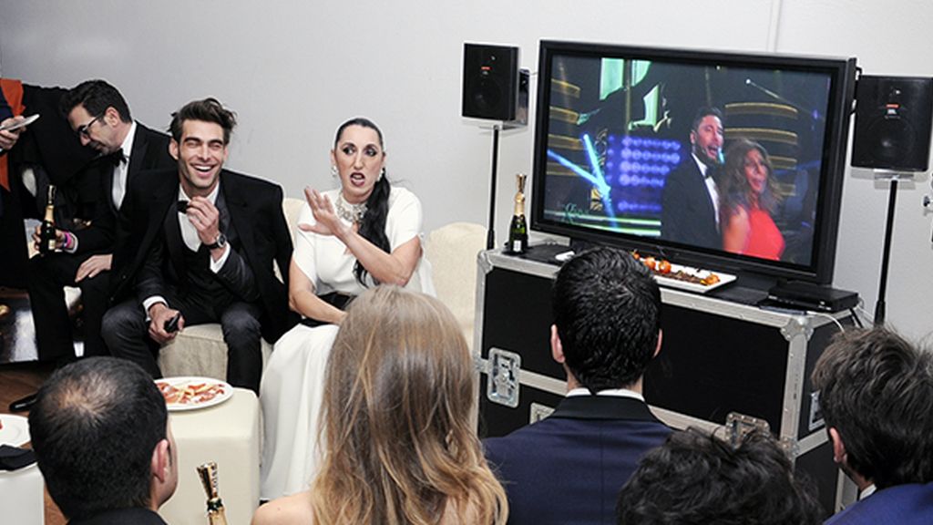 Rossy de Palma comentando la gala en directo en la sala de entregadores de Möet & Chandon