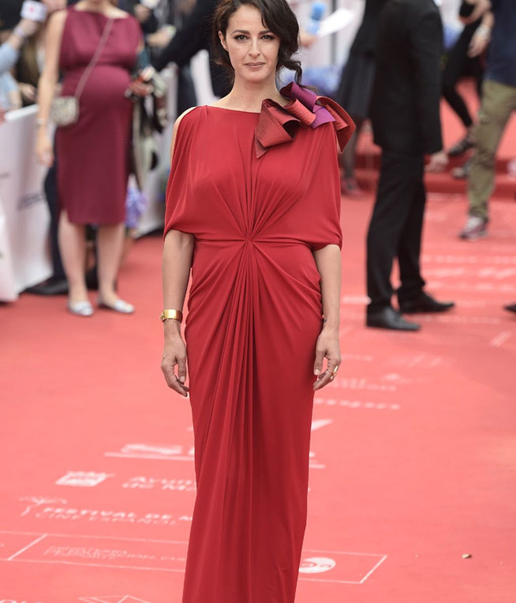 Mónica Estarreado, con vestido rojo drapeado de Ulises Mérida