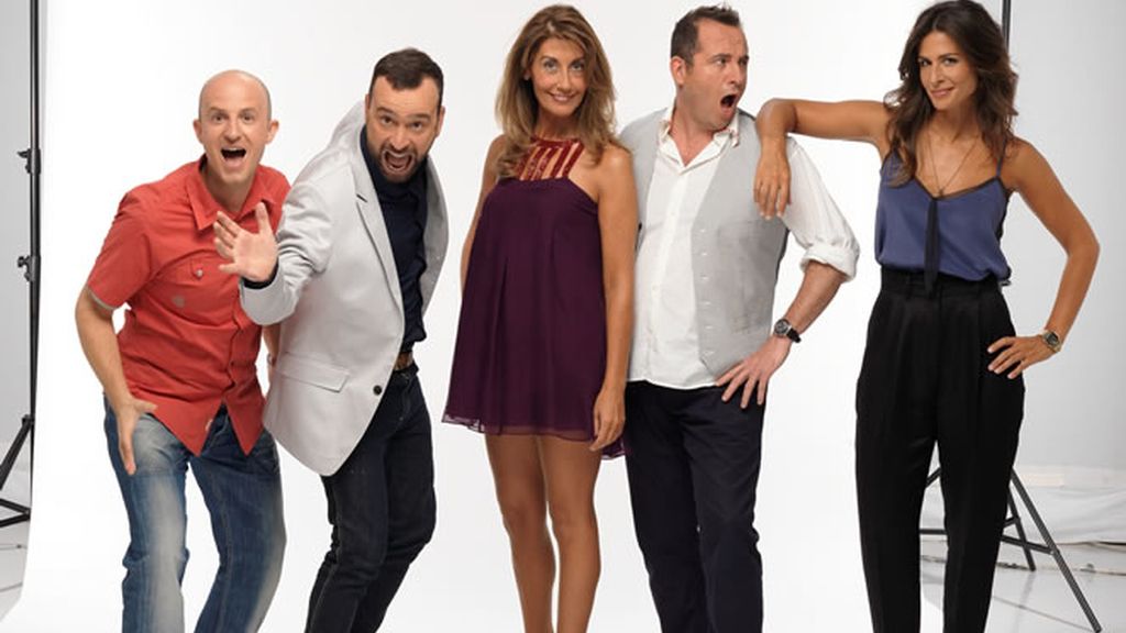 La presentadora junto a los decoradores del programa