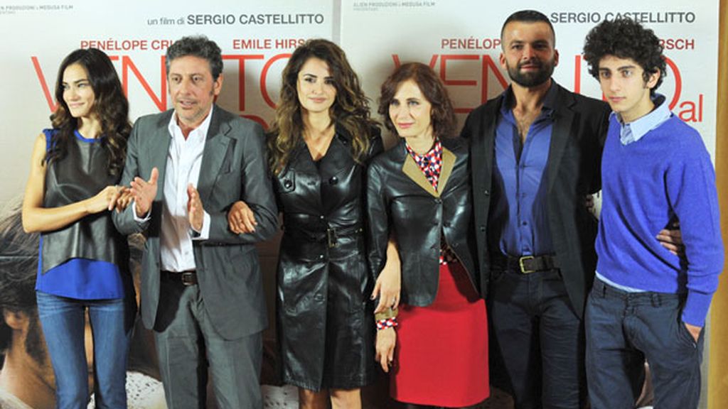 Trench de cuero negro en la rueda de prensa y vestido azul cielo para la première