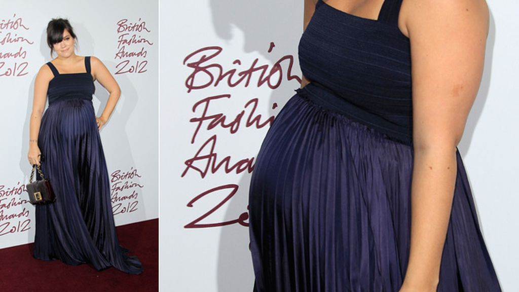 Una embarazadísima Lily Allen posó así de sonriente en el photocall