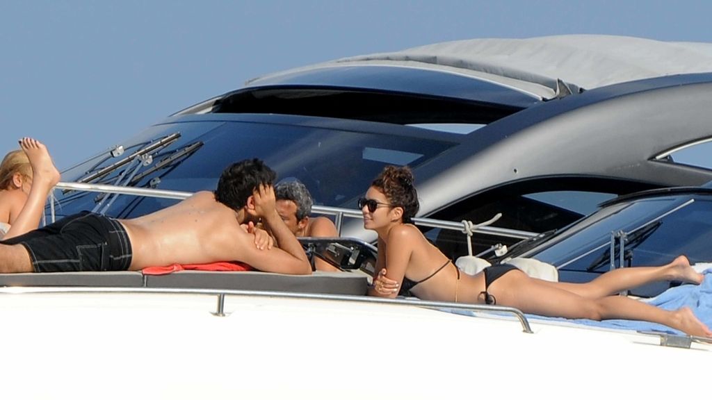 Fiesta en la playa y yoga en el yate: El finde 'chillout' de Vanessa Hudgens en Ischia
