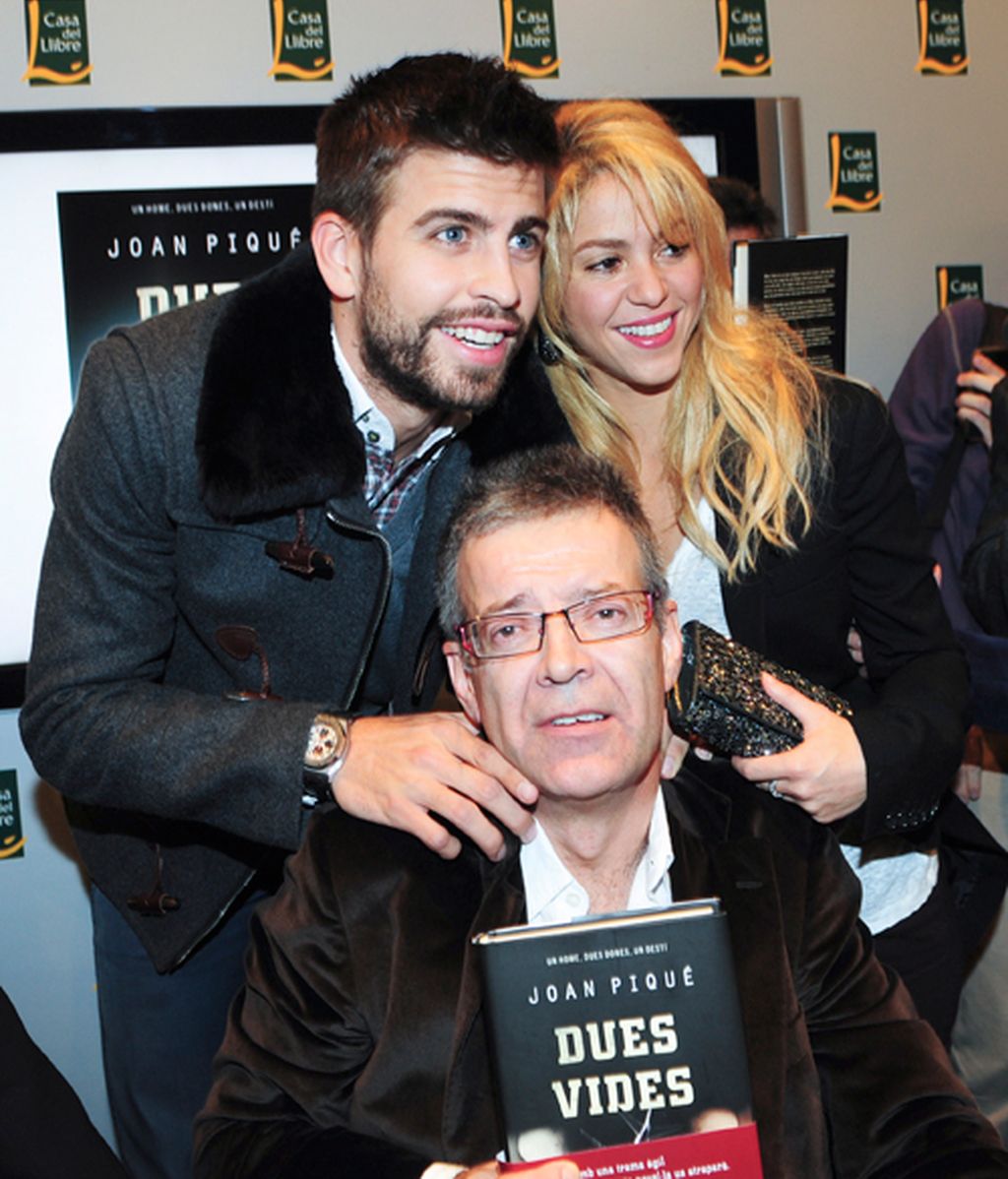 Gerard Piqué se lleva a Shakira a la presentación del libro de su padre