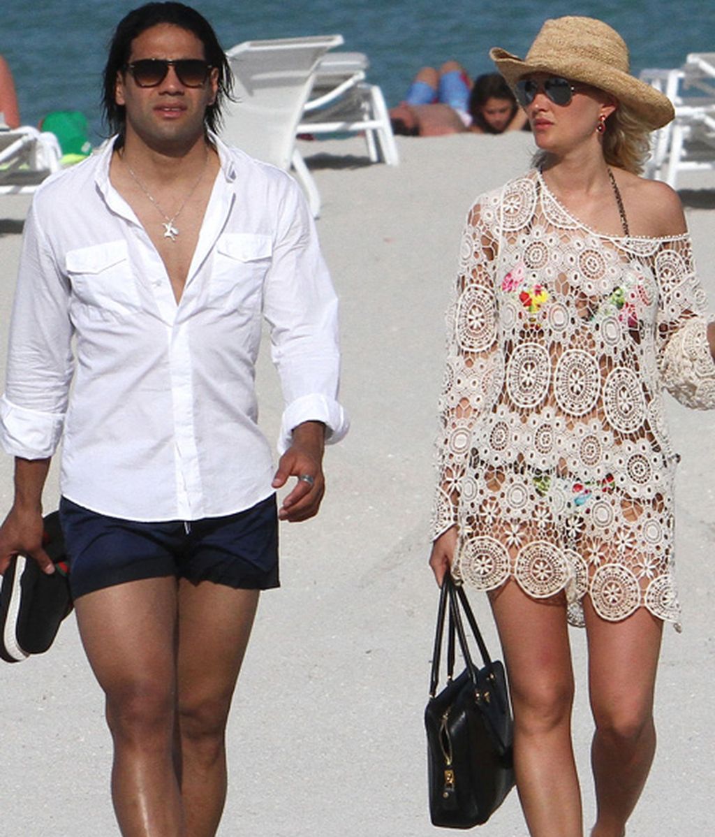 Falcao besa muy cristianamente a su mujer Lorelei en las playas de Miami