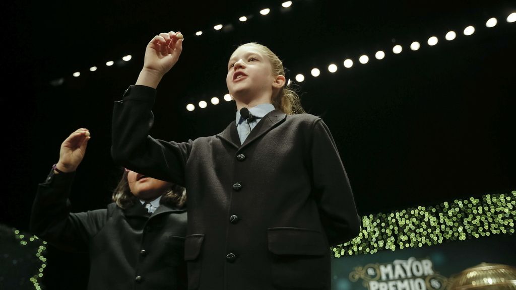 Nicole y Lorena canta el primer quinto