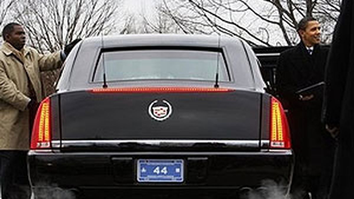 Obama se baja de una de las limousinas presidenciales que utilizará a partir de ahora. Foto: AP.